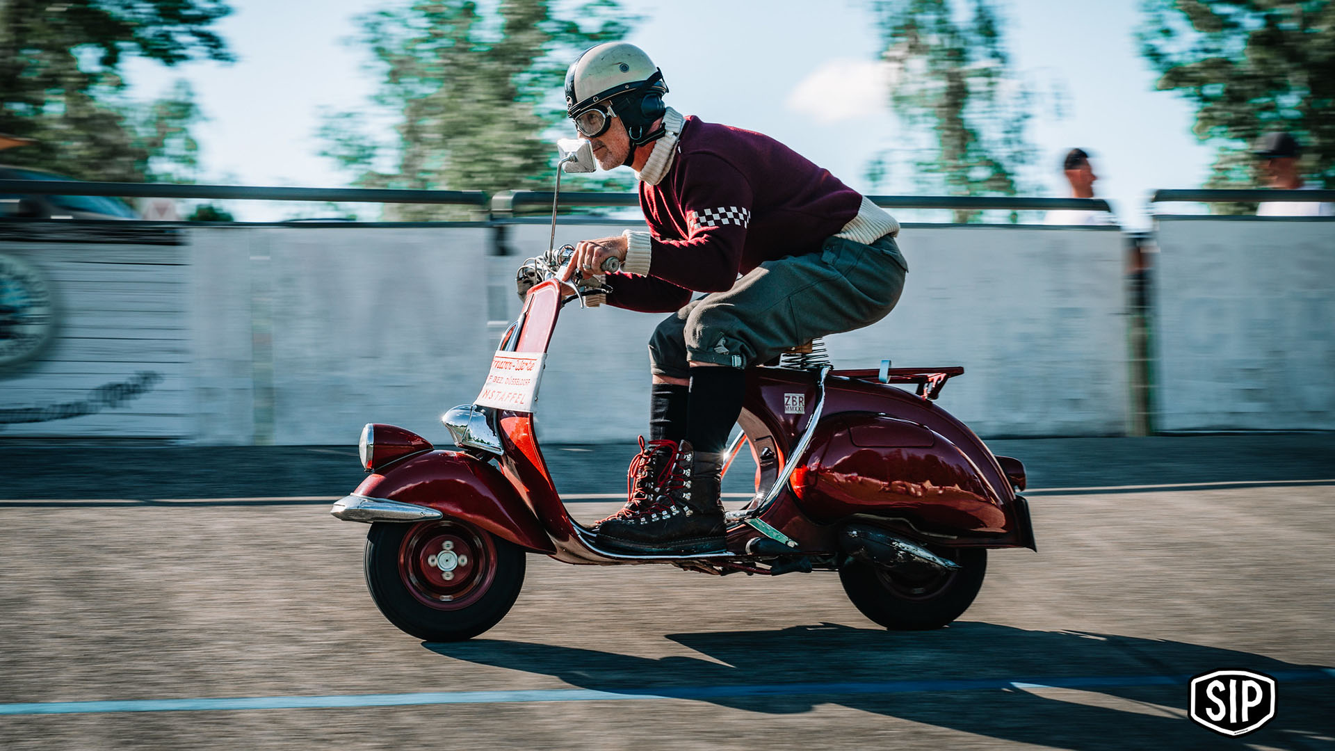 New Vespa event in Bavaria: 1st cement track race with Vespa oldies